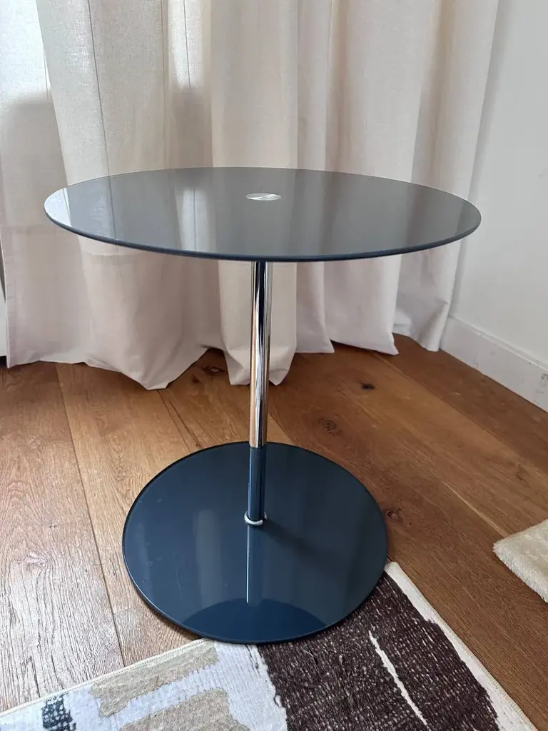 Продам б/у маленький столик (кажется ikea), есть несколько царапин, высота 50см, 10 евро, территори…