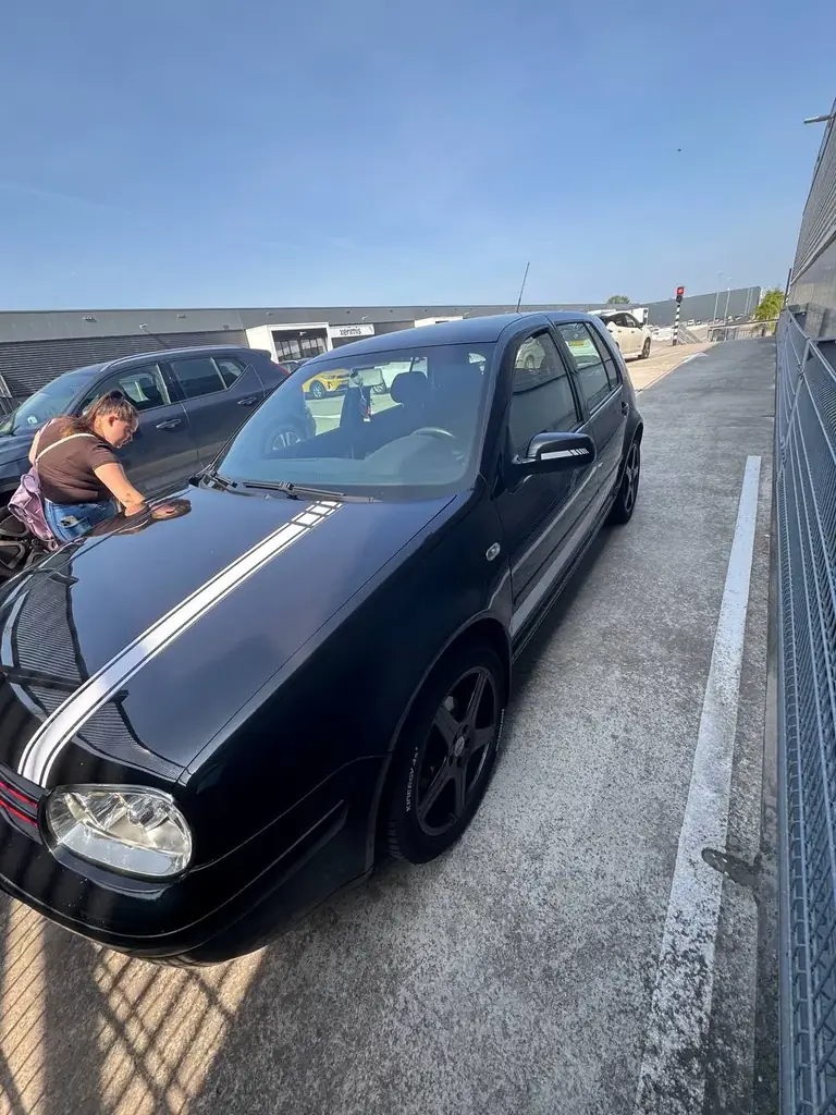 Продам Volkswagen Golf 1.6-2006 года 1700евро-хороший рабочий автомобиль на каждый день.АПК сделан,…