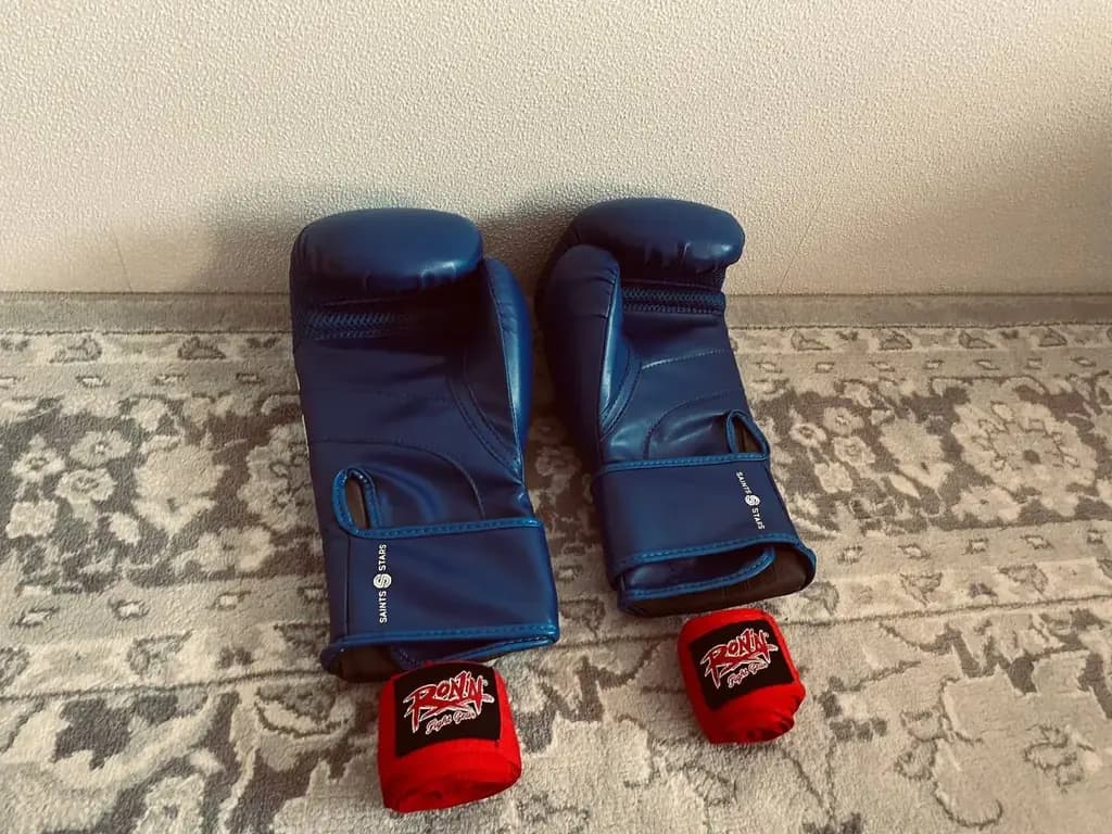 Боксерские перчатки Saints Stairs 16 oz с бинтом.