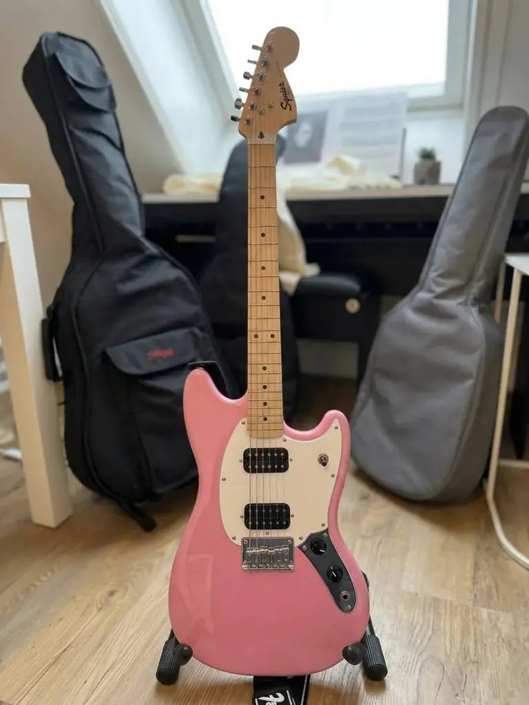 Продам электрогитару Squier Sonic Mustang HH в отличном состоянии и ярком цвете Flash Pink