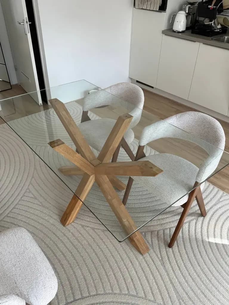 Продам стол 50€. Забирать с Diemen Zuid