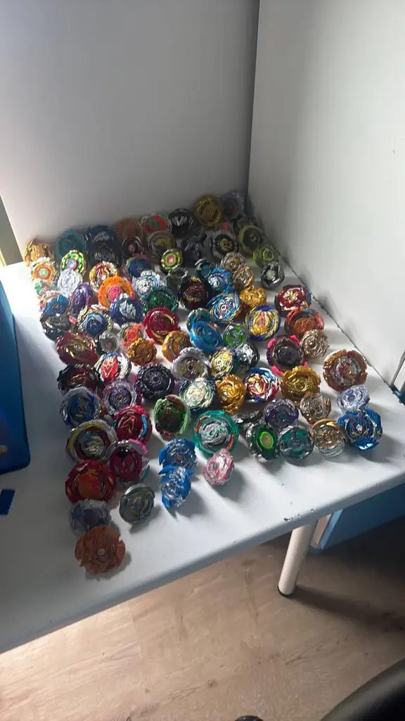 Продаю игрушки бейблейди продам. За 180 євро+ торг 90 бейблейдов + детали и 3 арени беи в хорошем с…
