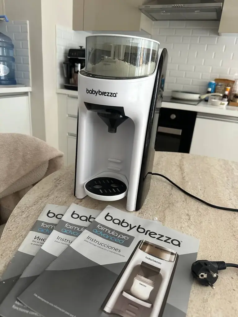 BabyBrezza - машина для автоматического приготовления молочной смеси для малыша .