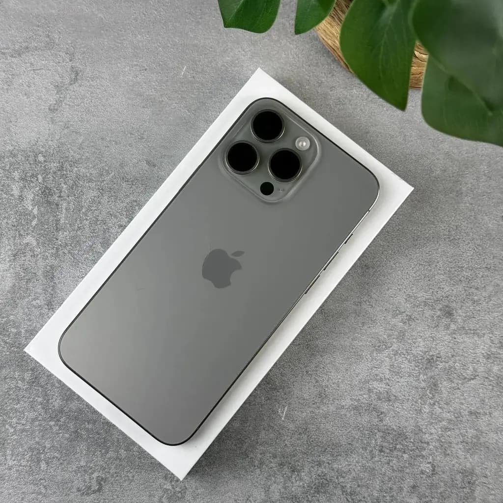 iPhone 15 Pro Max 256 ГБ. Американская. ESim. В комплекте коробка и кабель. Заряд батареи 88%. Нера…