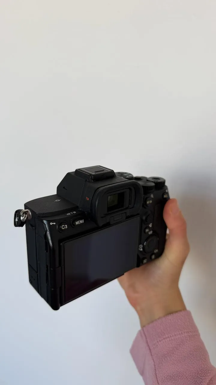 Продаю камеру Sony a 7 IV. Полностью исправна, в ремонте не была, защитное стекло, коробка, ремешок…