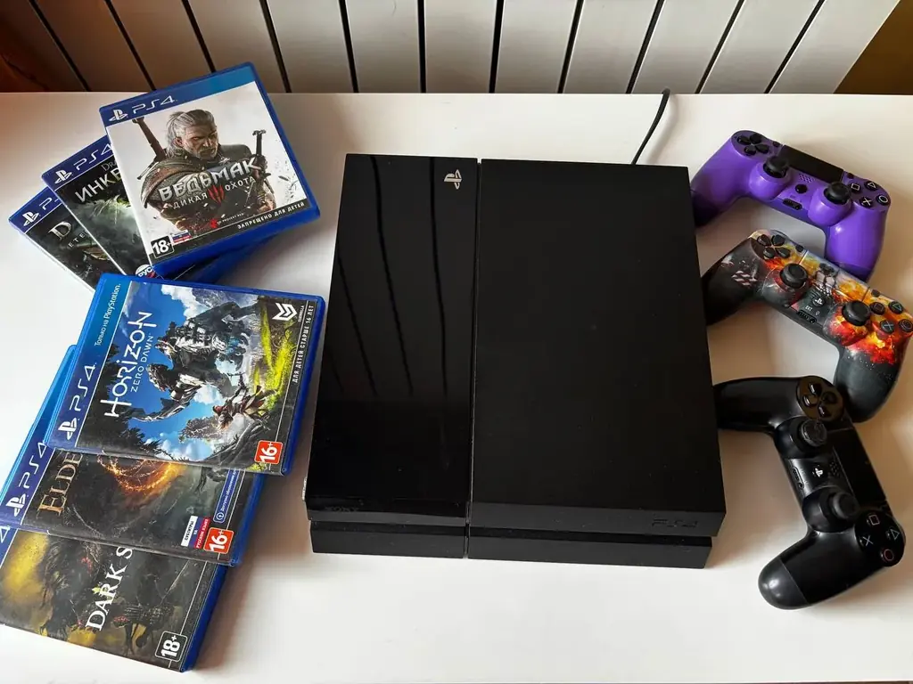 Продаю PS4 в связи с переездом. Срочная продажа