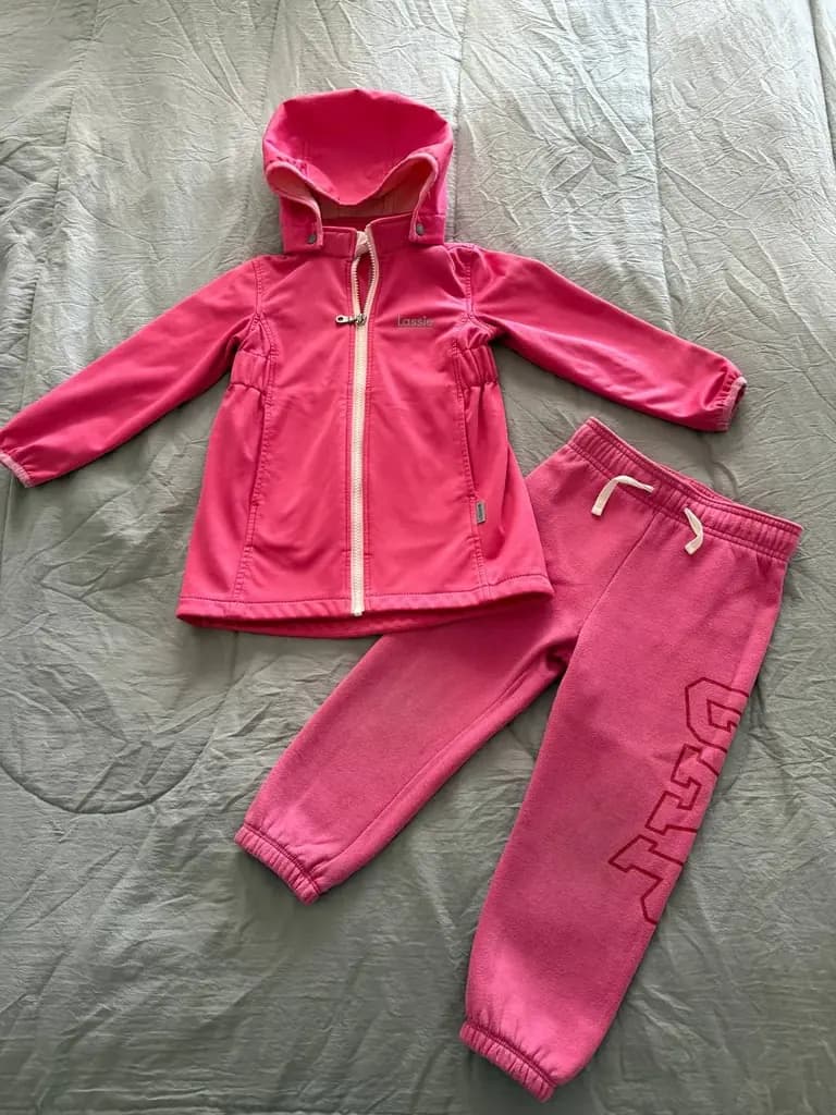 Куртка Lassie и штаны Gap. На рост 92-98 см. В хорошем состоянии. Куртка непродуваемая, капюшон отс…