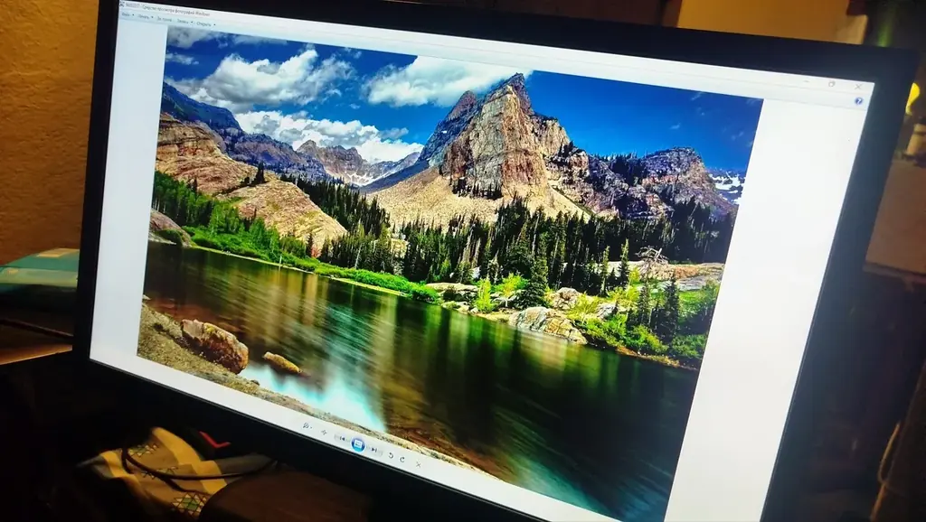 Продам монитор LG 23ea53 24" IPS матрица. Full HD, 60 hz. Работает исправно. Два режима чтения, под…