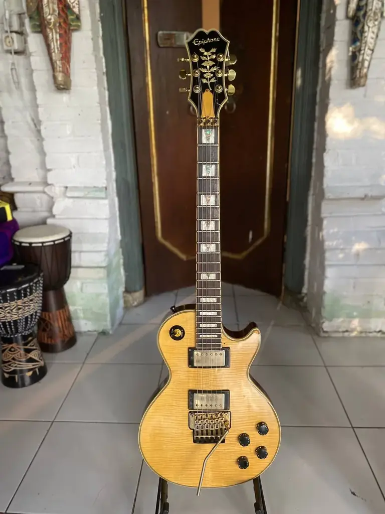 Продаю электрогитару Epiphone Les Paul. В комплекте рычаг для Floyd Rose и чехол. Сделана в Корее.