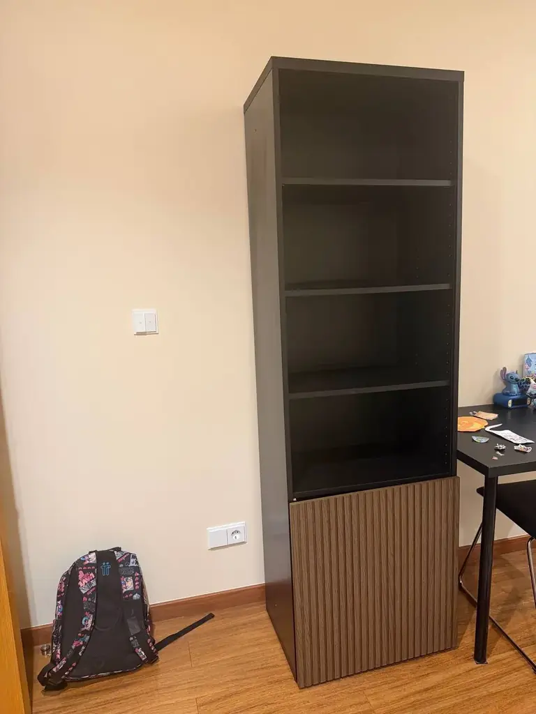 Продаю 2 шкафа besta ikea. Разобраны. В очень хорошем состоянии. 5 полок. Внизу красивая дверь. Нов…