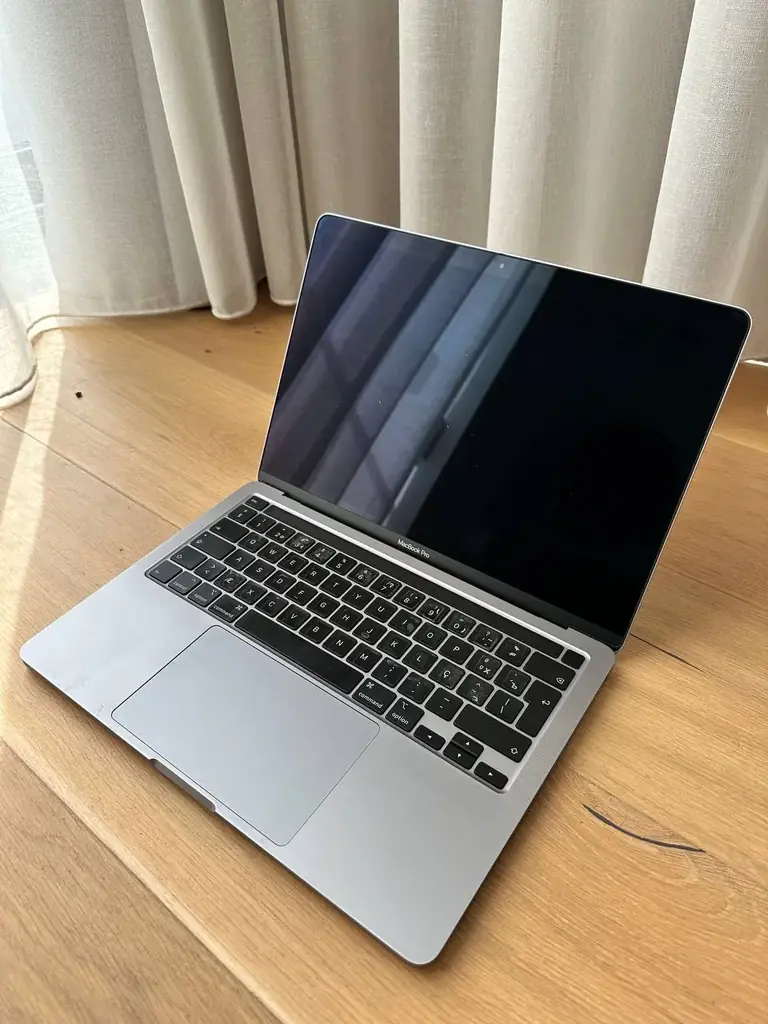 MacBook Pro 13” (2020, Intel Core i7, 16 GB RAM, 512 GB)