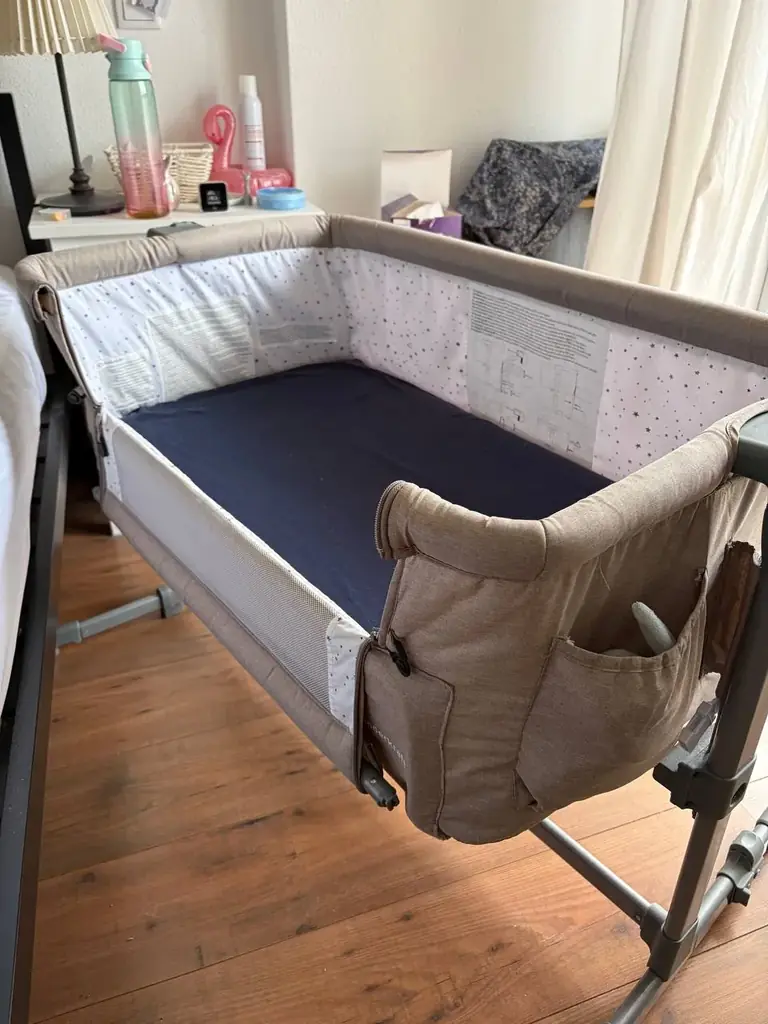 кроватка приставная kinderkraft с матрасом и наматрасником ecus kids и двумя простынями;