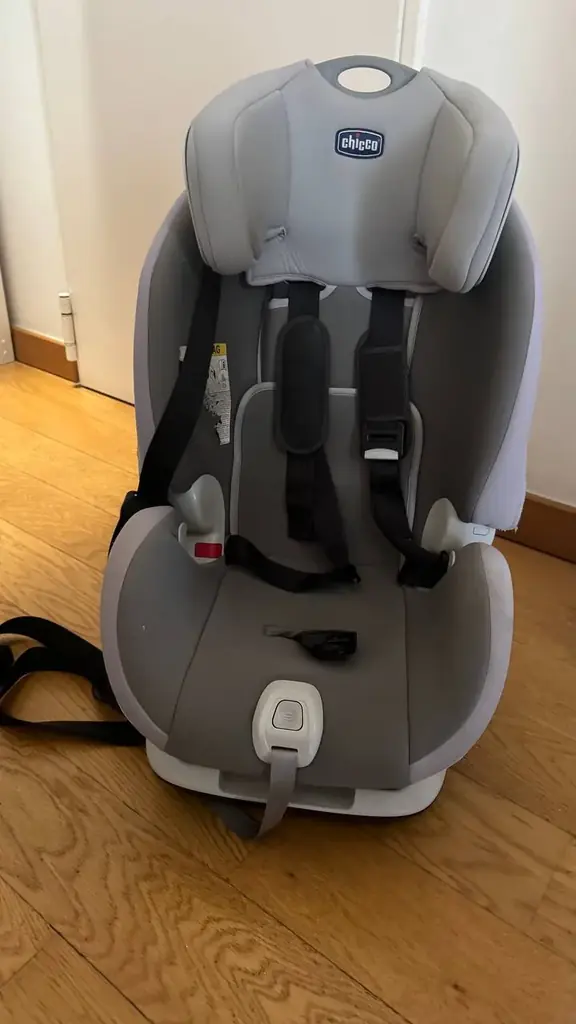 Продам детское автокресло Chicco Seat Up 012 в сером цвете. Б/у в очень хорошем состоянии. Ничего н…