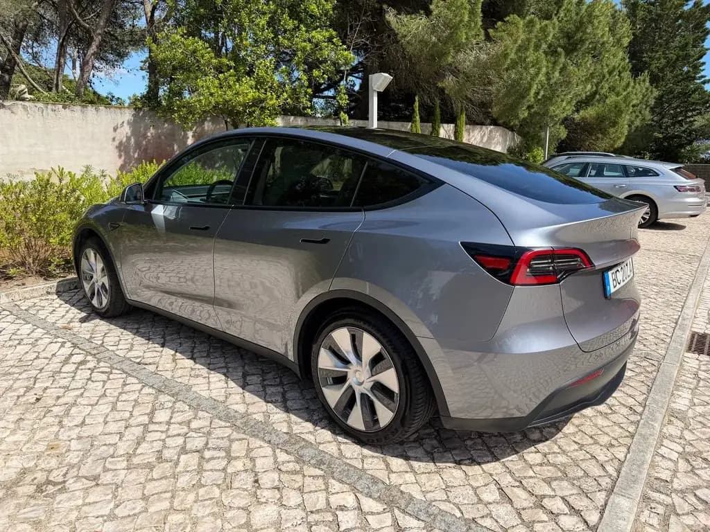 Tesla Model Y (2023)