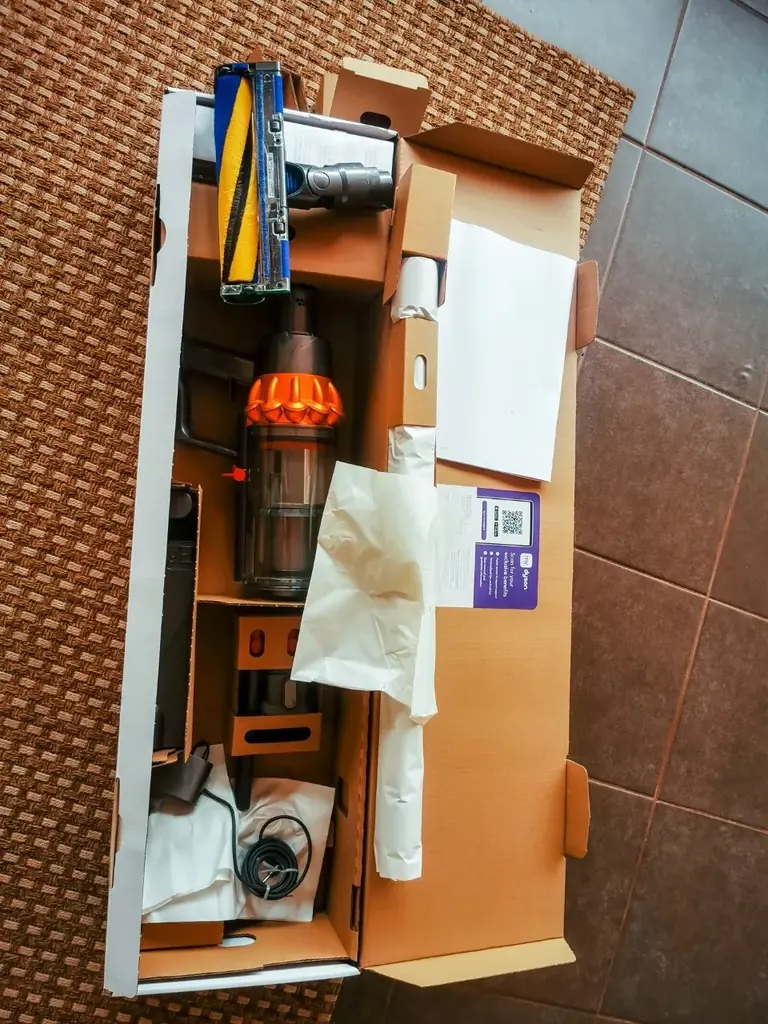 Продаю пылесос Dyson V15 Detect Absolute в идеальном состоянии.