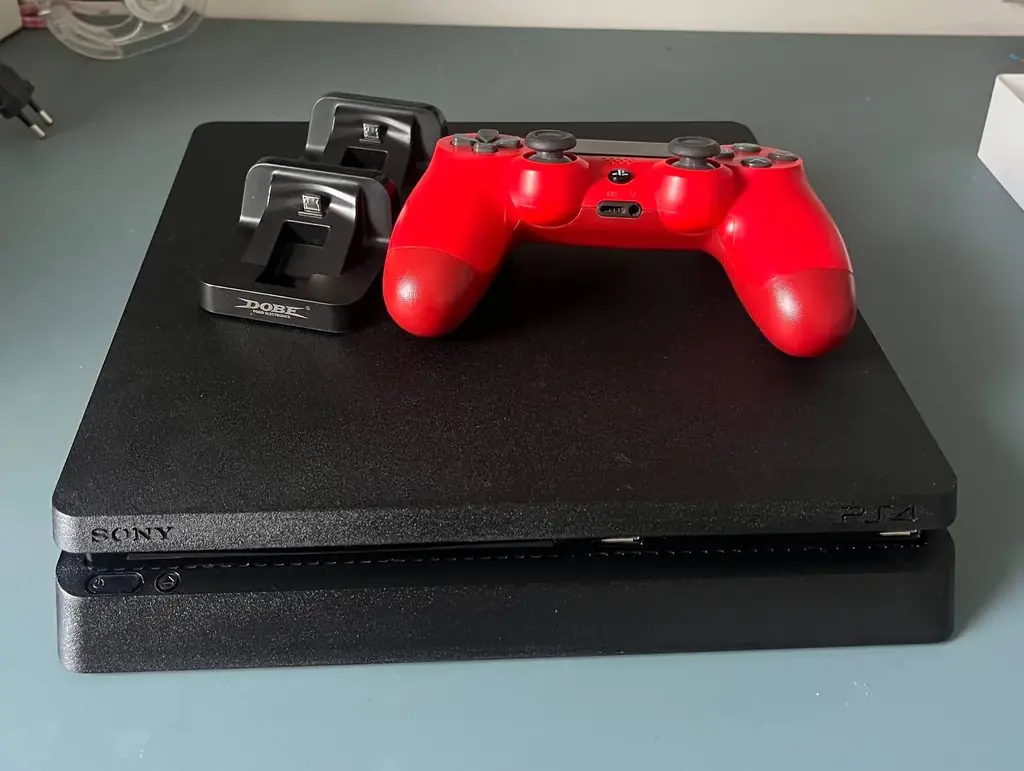 Продаю playstation 4 slim 500gb (ps4)