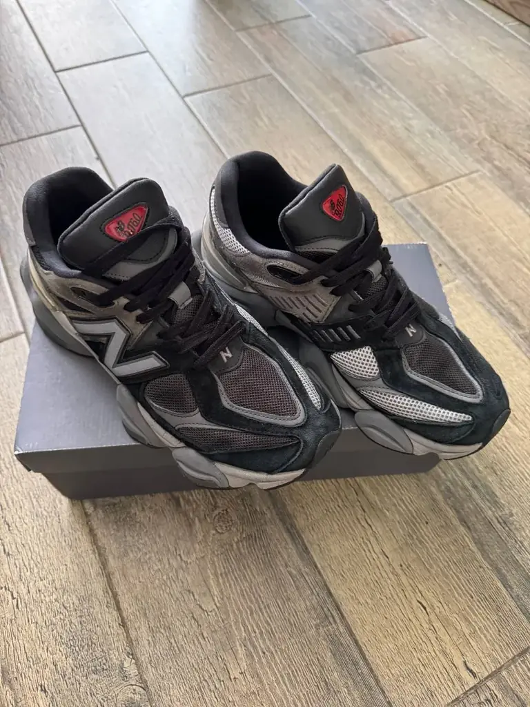 New balance 9060 , размер 41- 42 , оригинал , идеальное состояние , цена 200 лари