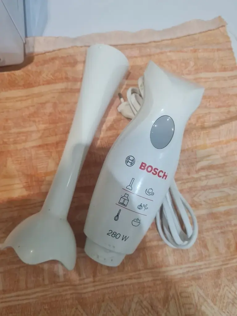 Моторный блок и погружной блендер Bosch. Других насадок нет.