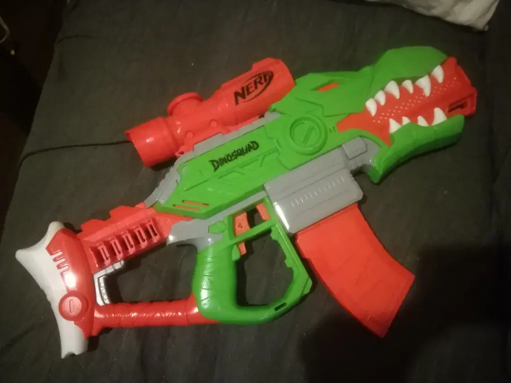 Бластер Nerf DinoSquad. В хорошем состоянии. Должен работать, но к сожалению нету пулек и батареек …