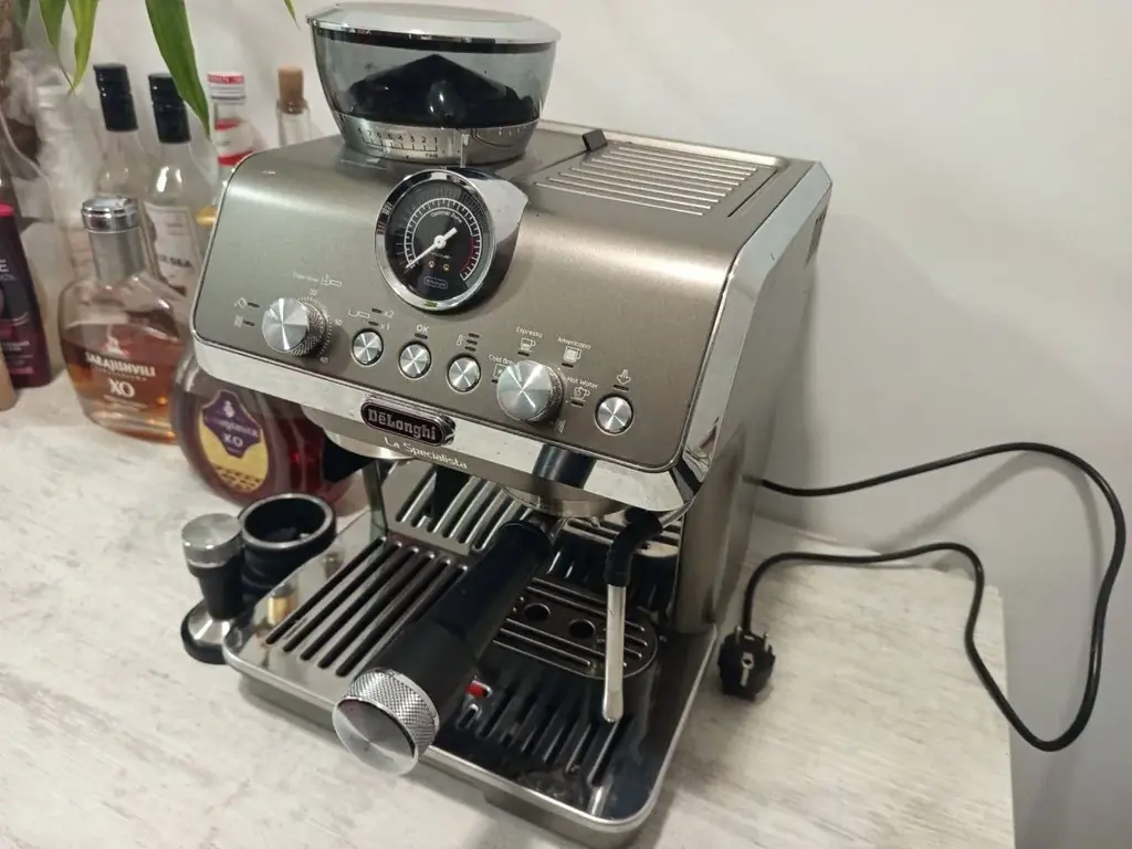 Кофемашина Delonghi профессиональная , на гарантии , коробок ,  пробег около 800 чашек , цена 1700 …