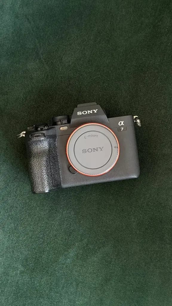 Продаю камеру Sony a7 IV. Полностью исправна, защитное стекло и чистая матрица, ремешок. 4300 лари