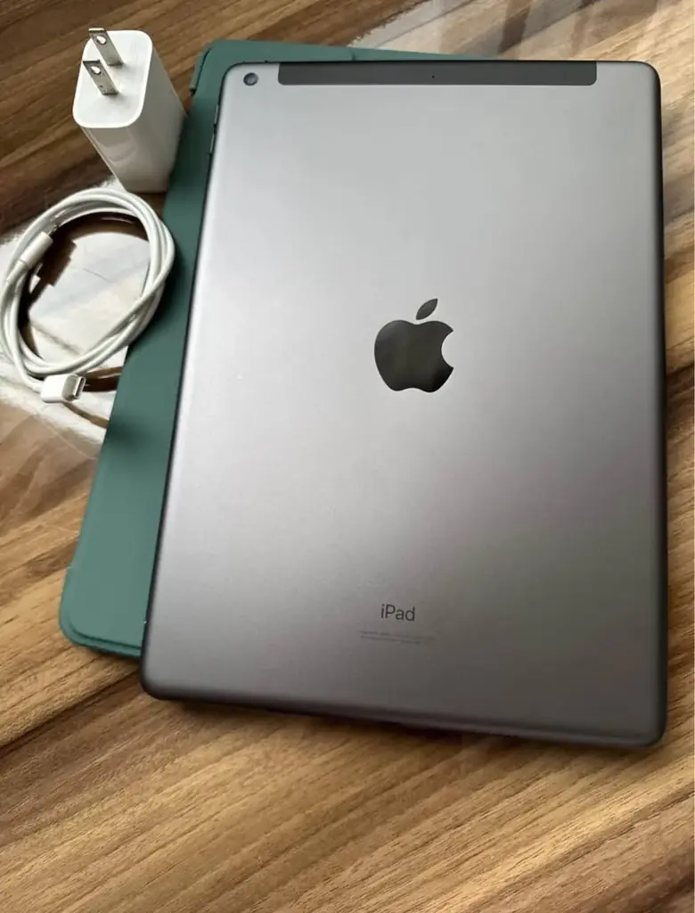 Продаю айпэд iPad 9 64 gb WiFi+ cellular 4g в отличном состоянии с кейсом в комплекте- 520 ₾