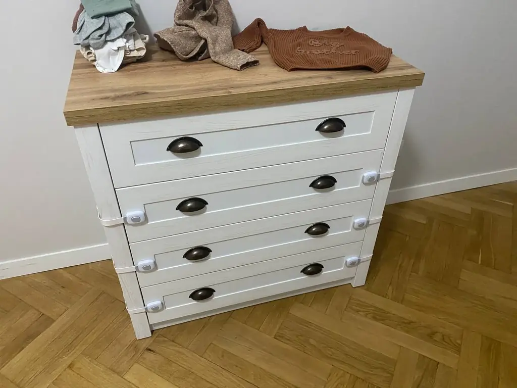 White commode - 400 GEL (like new) https://jysk.ge/product/4-drawer-chest-markskel-whiteoak-color-3…