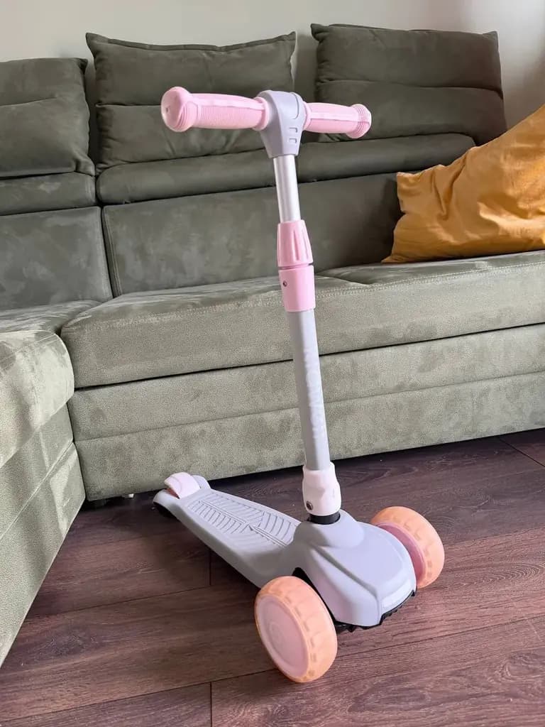 Трехколесный самокат Kidwell Jax в серо-розовом цвете.