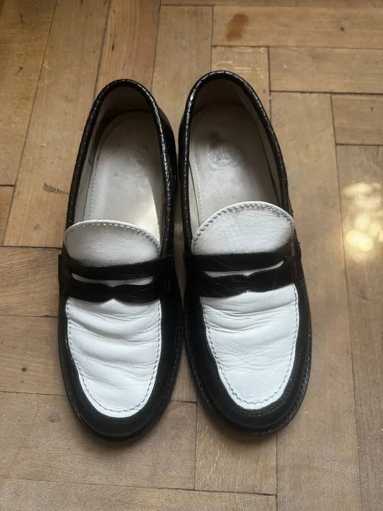 продается penny loafers. натуральная кожа, с хорошим подошвой. обувь сделано в ручную на заказ. нос…