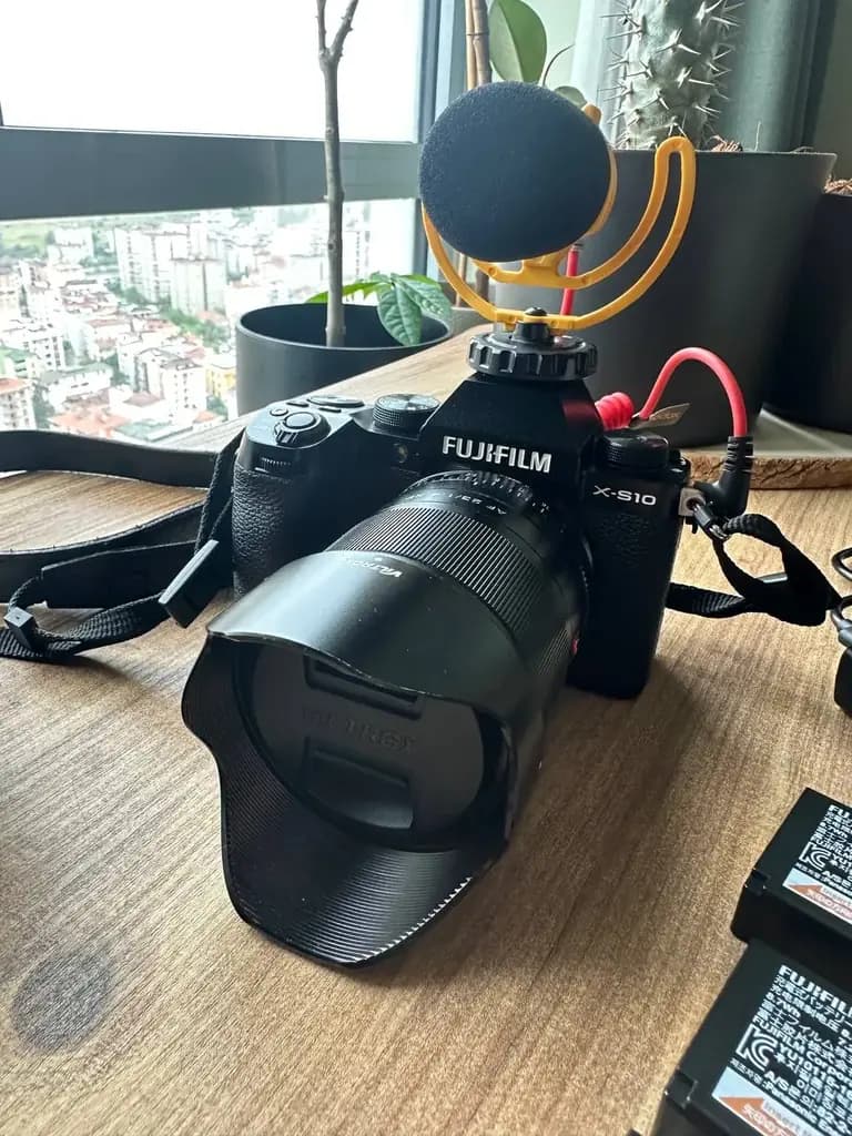 Продам Fujifilm X-S10 с объективом Viltrox 23mm f/1.4