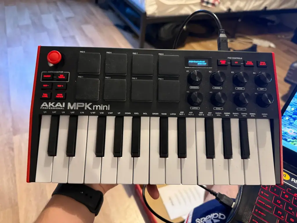 AKAI MPK Mini MIDI Controller, 2021 года, но практически не использовался, продам за 50 евро
