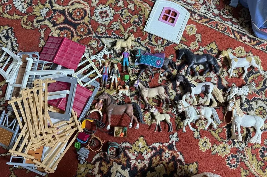 Продам игрушки лошади schleich и 2 конюшни(+амуниция и аксессуары) покупались для коллекционировани…