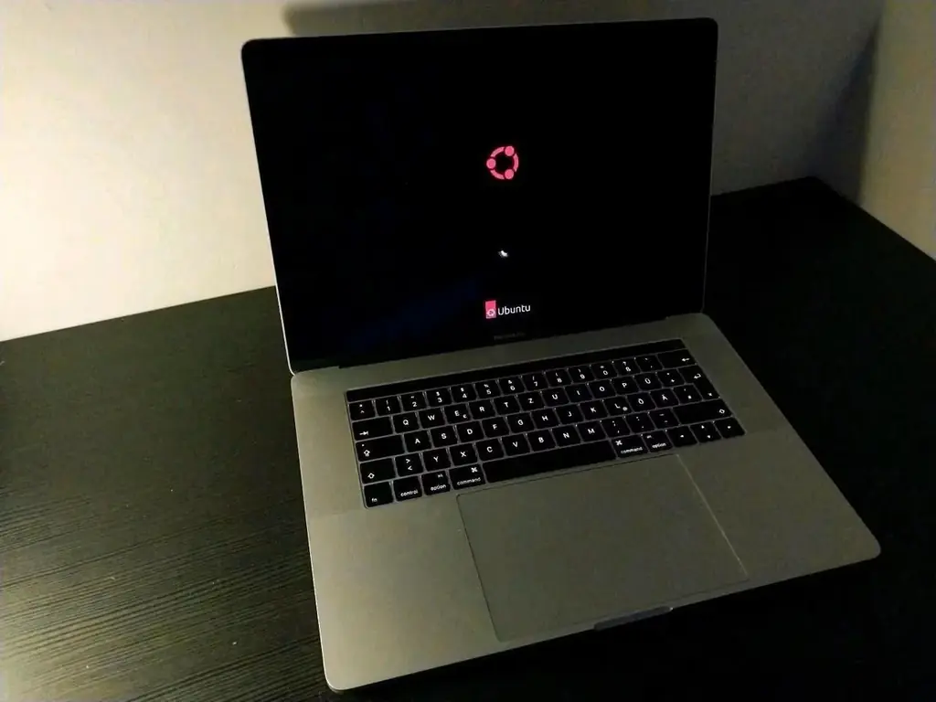 《MacBook Pro 15", 2016》