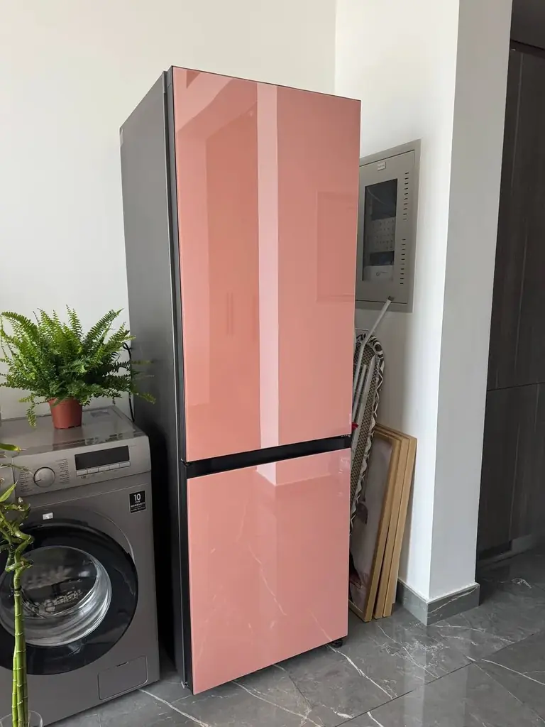 Стильный холодильник Samsung RB33T3662AP/AE Bespoke в нежно-розовом цвете. Б/У, был в использовании…