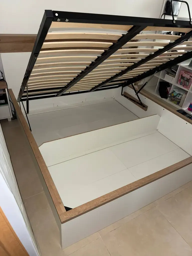 Продаётся King Size кровать HomeCentre 180×200 с подъёмным механизмом + тумба (1 шт)