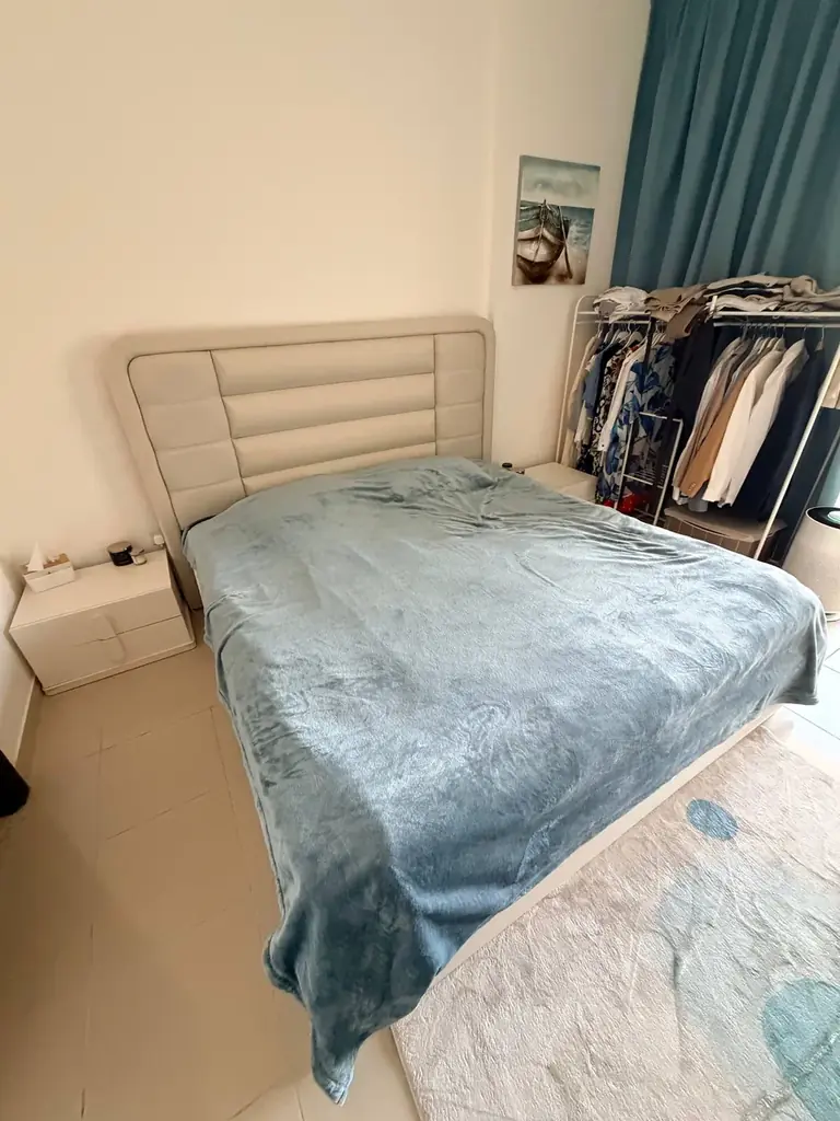 Кровать queen size с матрасом, с изголовьем и подъемным механизмом, 2 тумбочки и туалетный столик -…