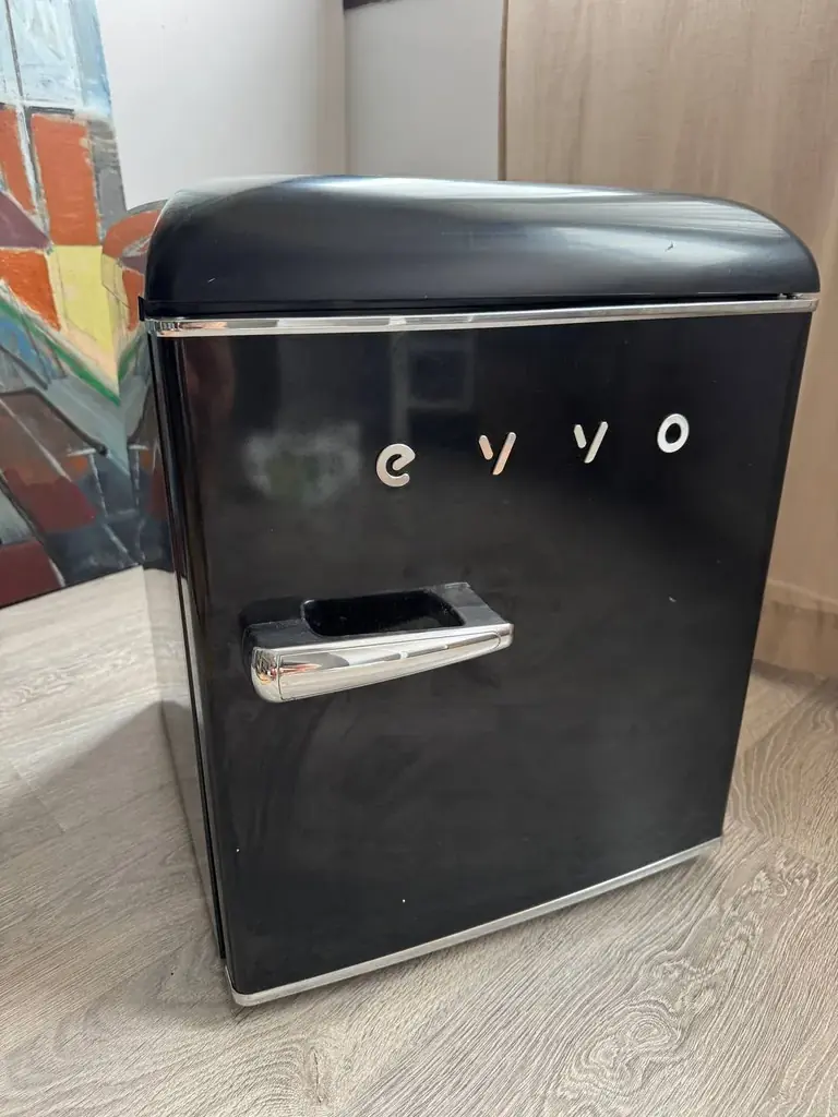 Продам мини-холодильник EVVO F20 Retro Black, 45 л
