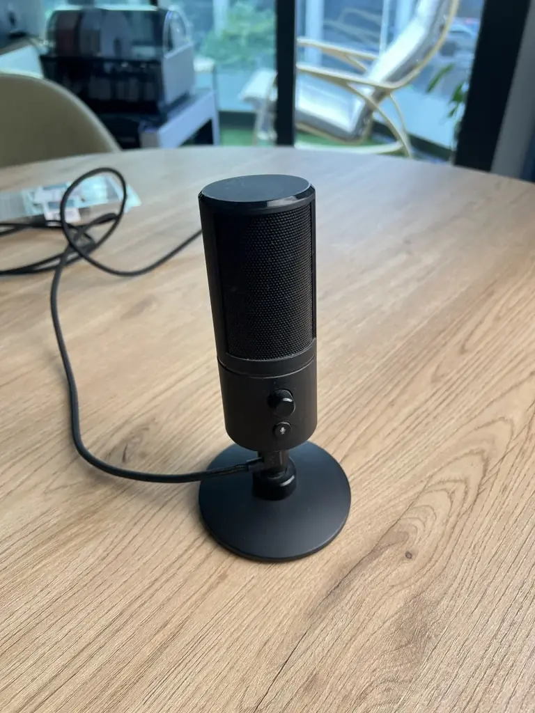 USB-микрофон Razer Seiren X для стриминга, игр и записи голоса