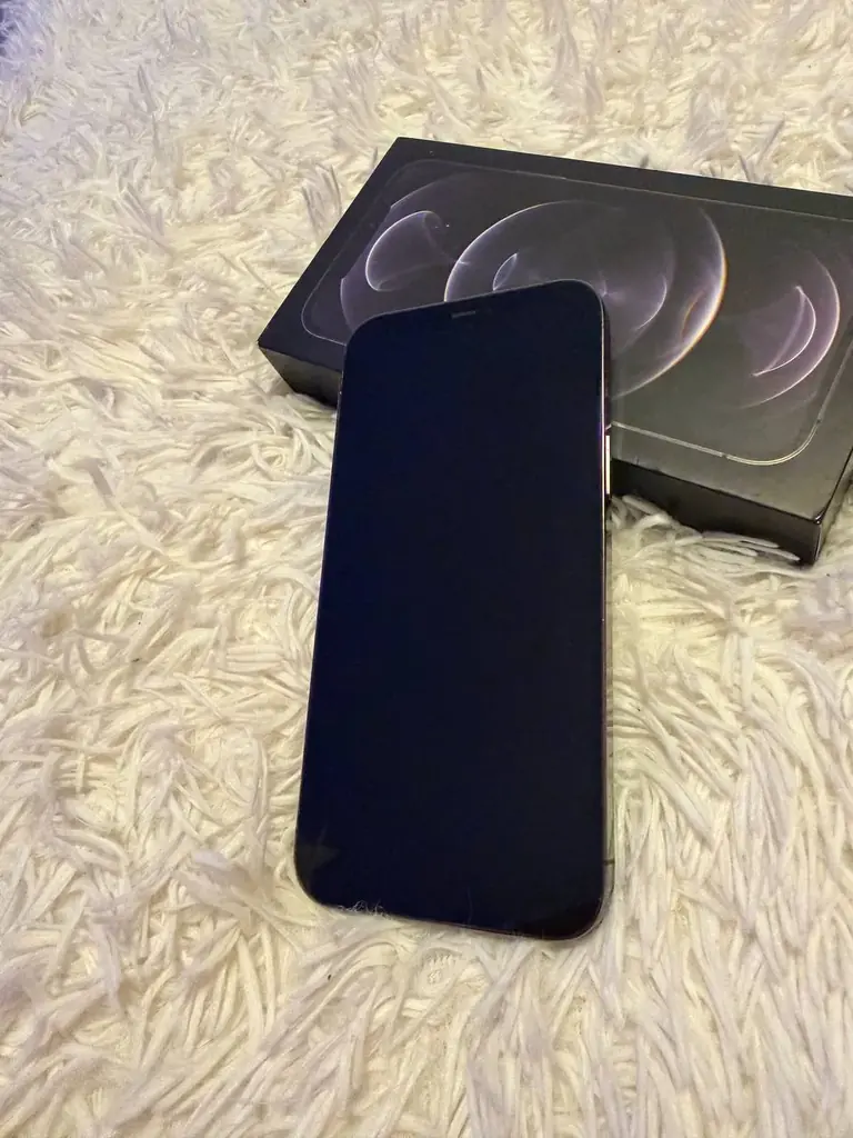 Продаю iPhone 12 Pro Max. Телефон полностью исправен, работает без проблем.