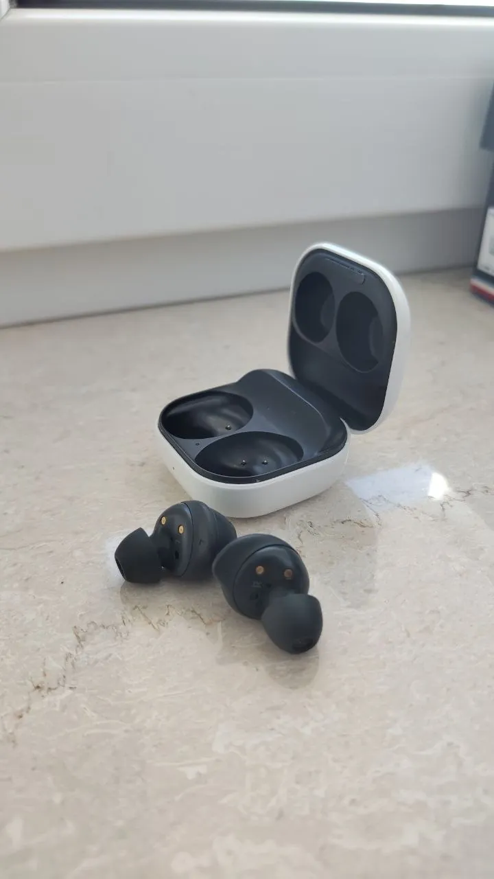 Беспроводные наушники Samsung Galaxy Buds FE в отличном состоянии. 115 зл.