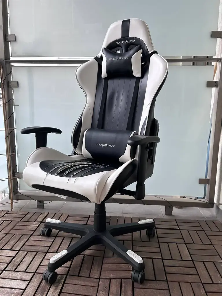 Продам DXRacer Formuła. Все механизмы работают. Кресло полностью исправно. Есть повреждение обивки …