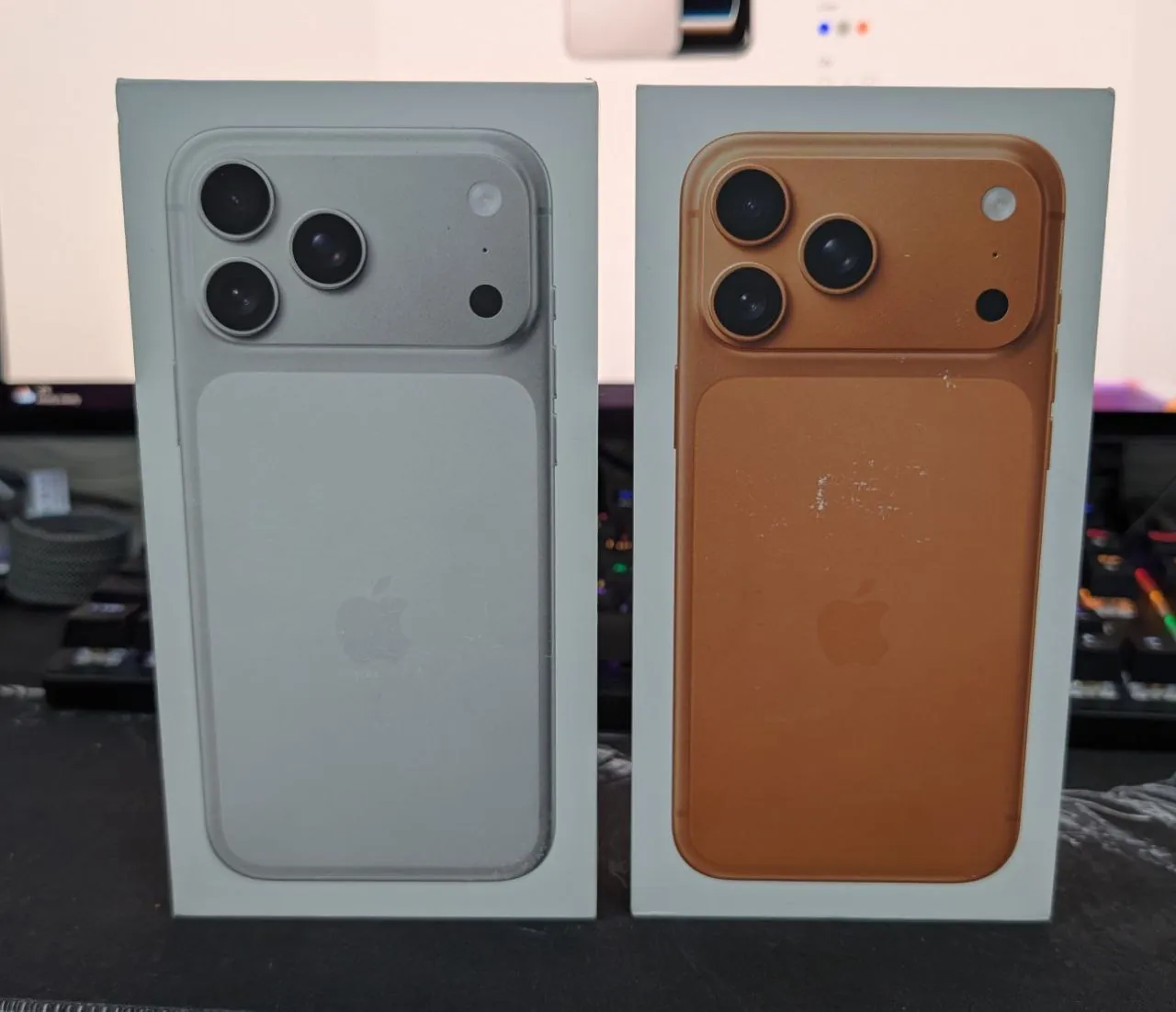 Продаются два совершенно новых iPhone 17 Pro Max 512 Gb - один Silver, а другой Cosmic Orange.