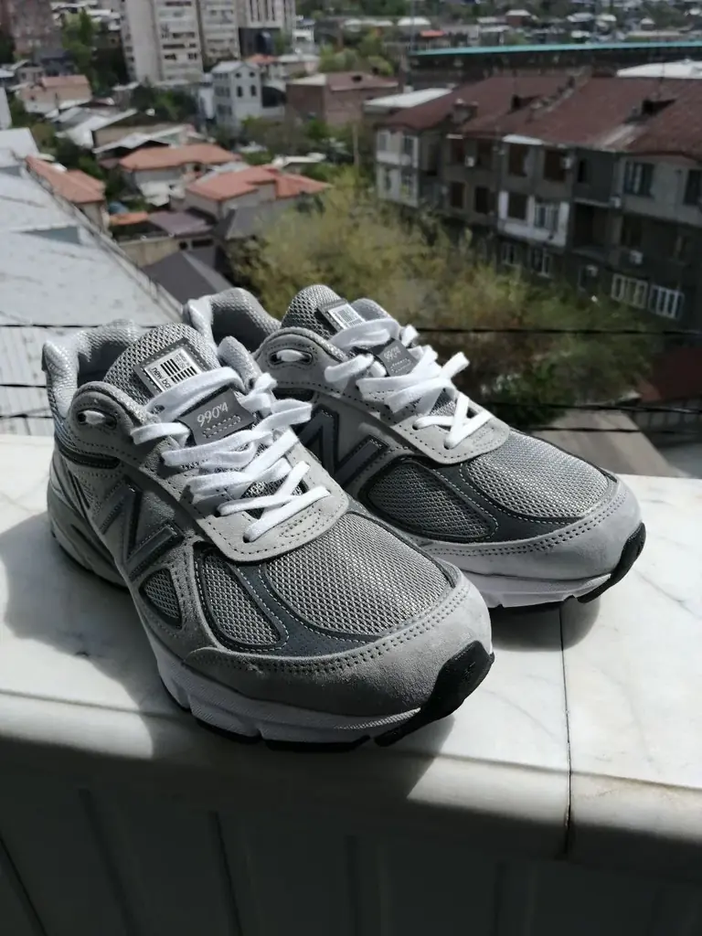 Продаю новые оригинальные кроссовки New Balance 990v4 размер US 8,5.