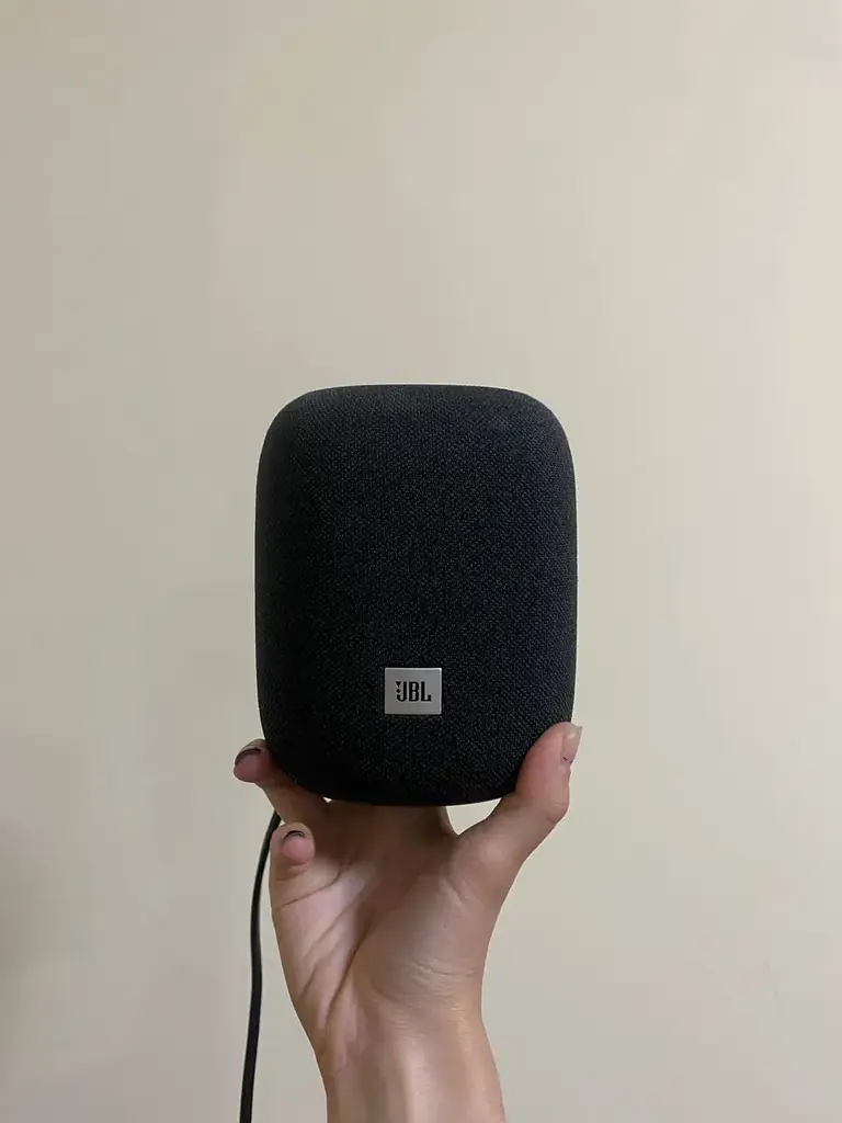Продаю умную колонку JBL Link Music Yandex