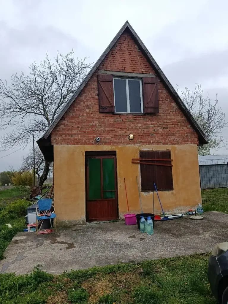 Продается дом площадью 35 м² с участком 15 ар —с. Перлез, недалеко от Зренянина, 55 км от Белграда!