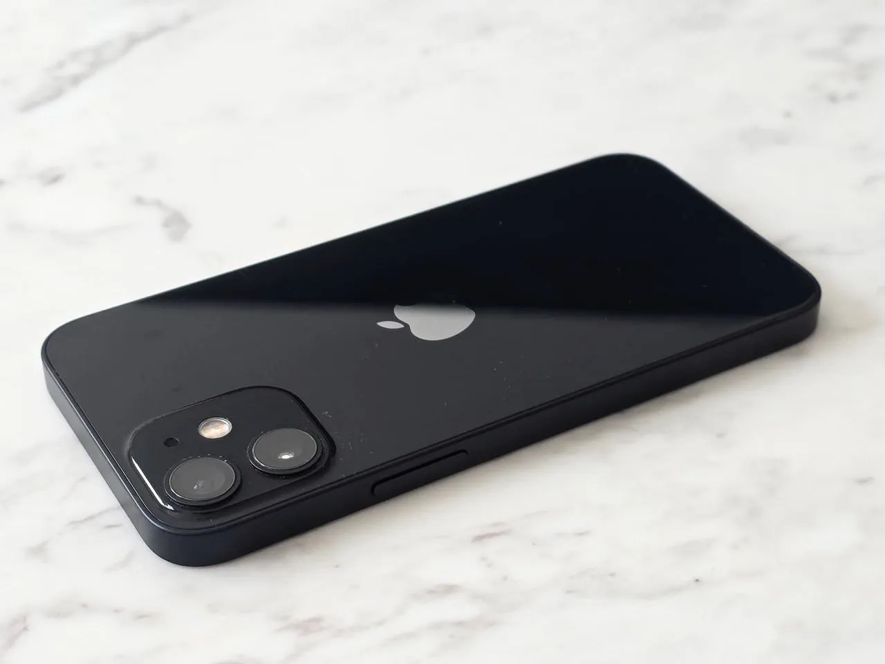 iPhone 12 mini 64гб, nano + eSIM, черный, корпус близок к идеальному, на стекле есть пара царапинок…