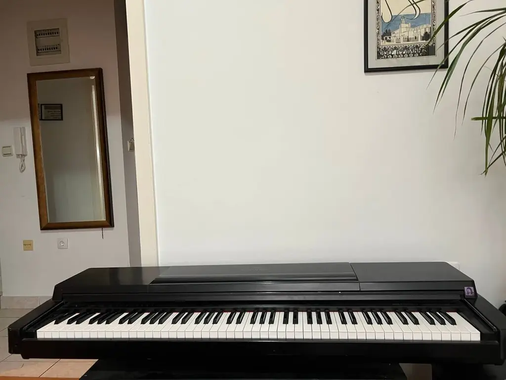 Продам цифровое пианино Yamaha Clavinova CLP-560