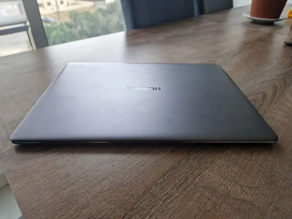 Продаю ноутбук Huawei matebook x, требует замены экрана, в остальном, нареканий в работе нет, заряд…
