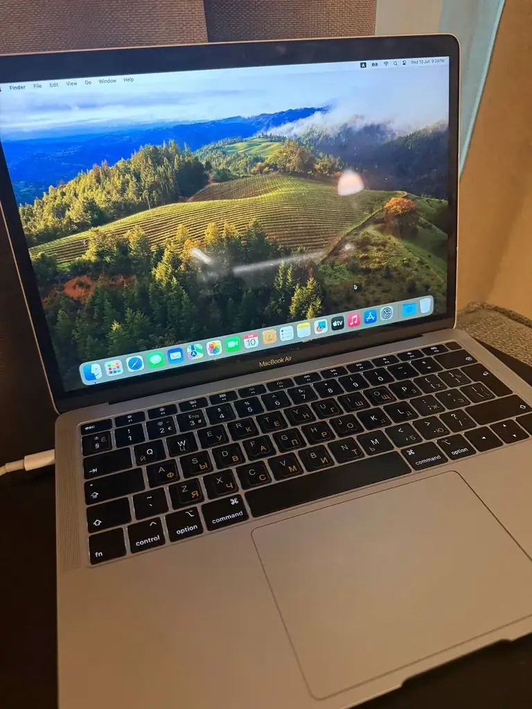 Продам Macbook air: 2018, распакован в 2022; в очень хорошем состоянии; i5; Ram 8gb; storage 256gb.