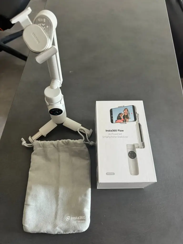 Продам стабилизатор для смартфона Insta360 Flow.